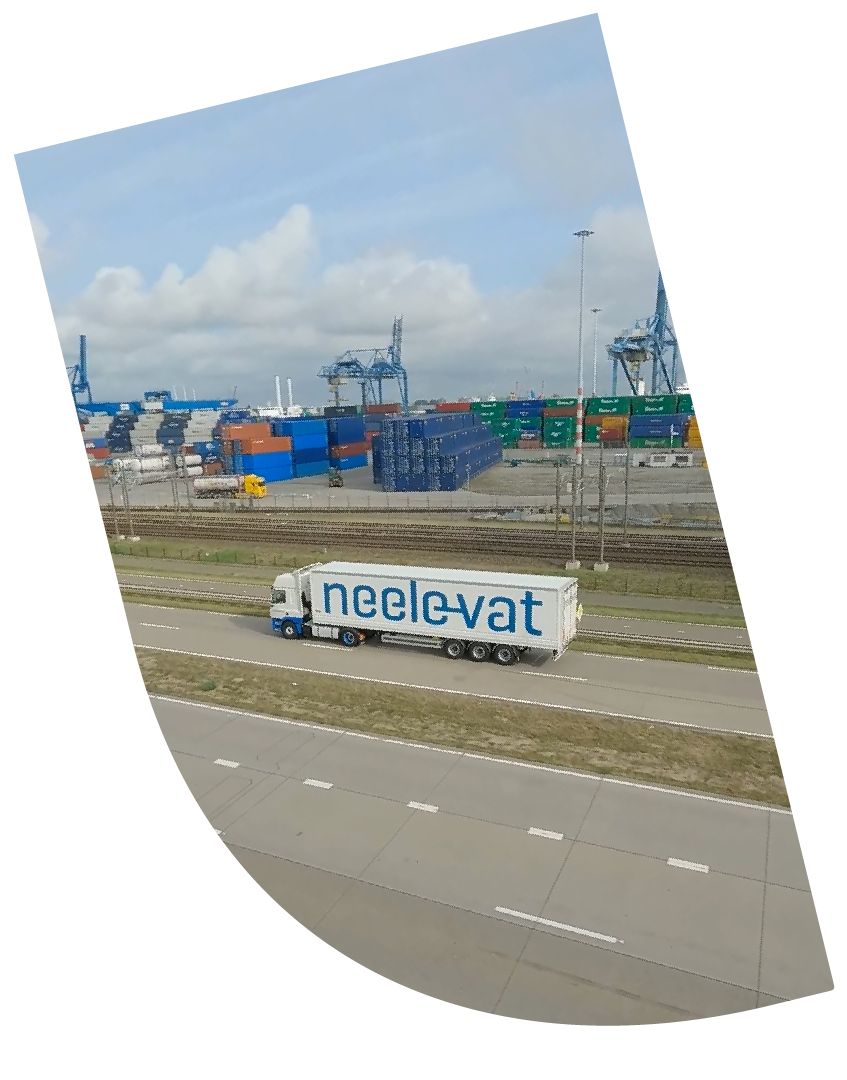 Een drone boven het nieuwe bedrijfspand van Neele-Vat in Rotterdamse havengebied