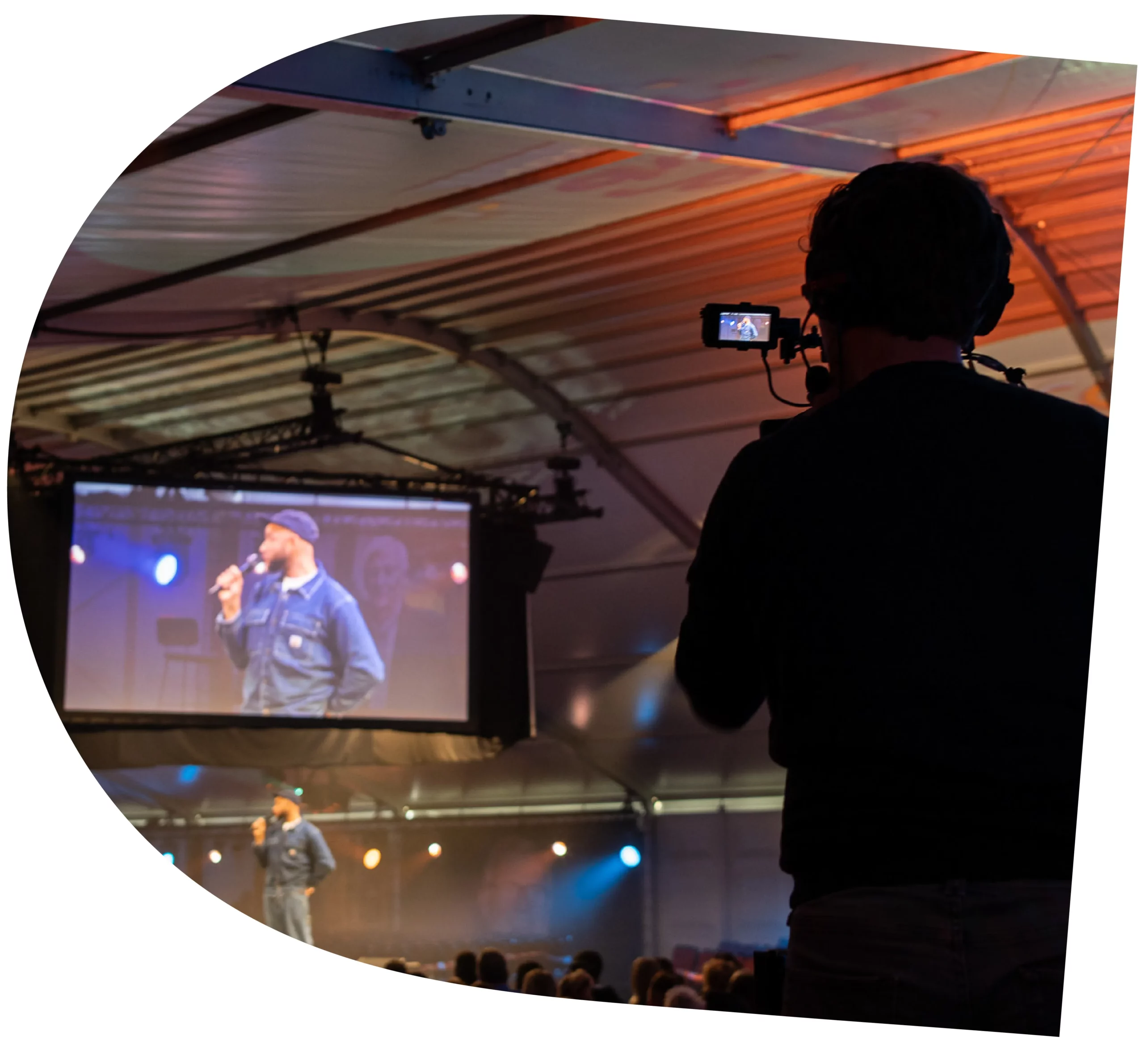 Filmopnames van de jubileumviering, waarbij de levendige sfeer en speciale momenten van het evenement worden vastgelegd in een sfeerverslag.